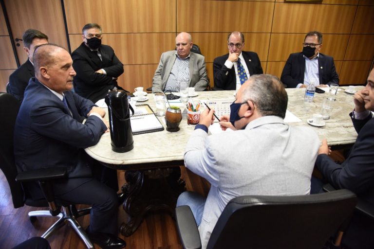 Governo Bolsonaro tenta abrir diálogo com centrais sindicais em meio à crise de popularidade